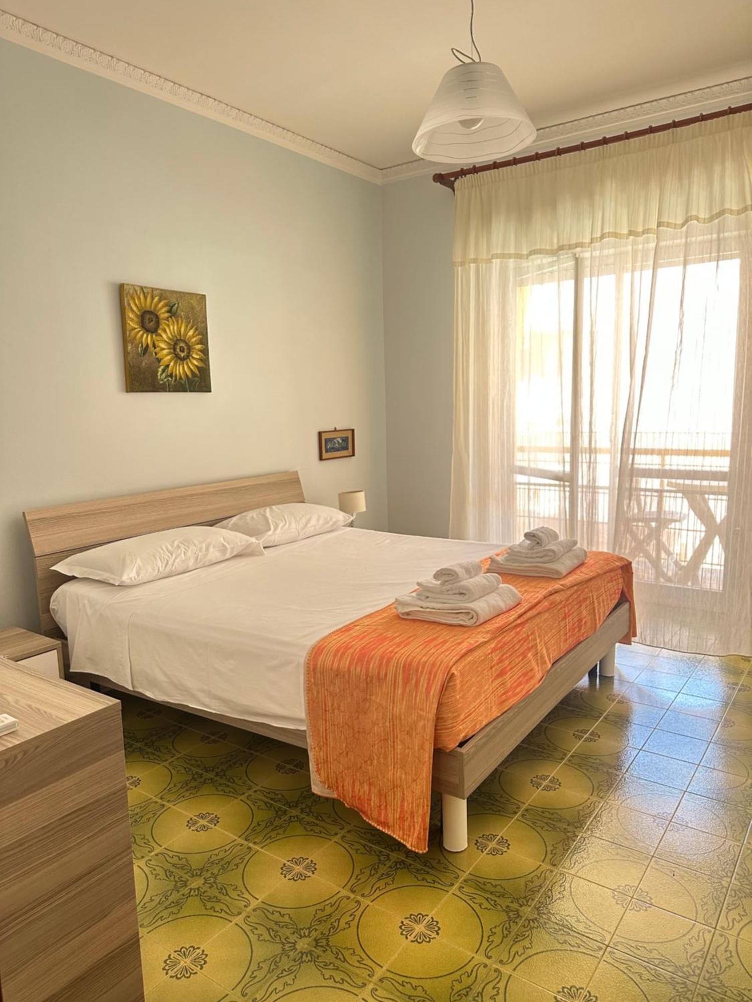 Yellow House تْشيفالو المظهر الخارجي الصورة